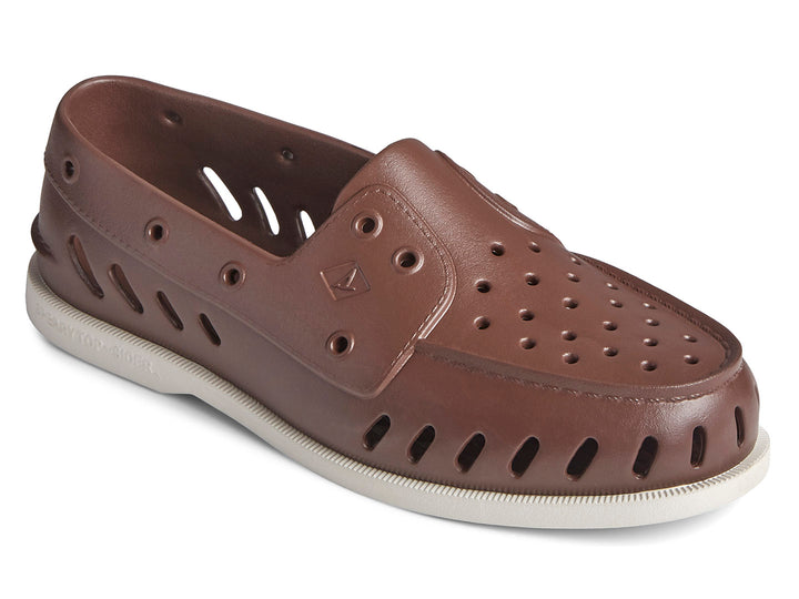 Zapato náutico Sperry color marrón con perforaciones laterales y suela blanca.
