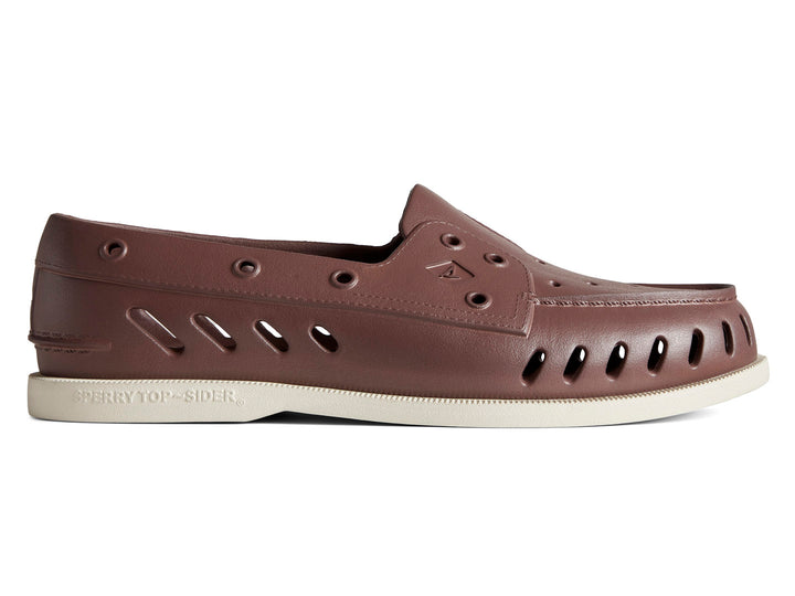 Zapato náutico Sperry color marrón con perforaciones laterales y suela blanca.