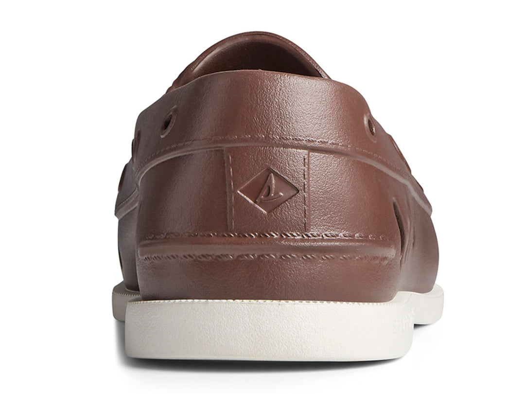 Zapato náutico Sperry color marrón con perforaciones laterales y suela blanca.