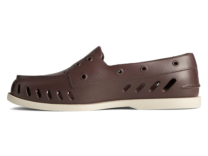 Zapato náutico Sperry color marrón con perforaciones laterales y suela blanca.