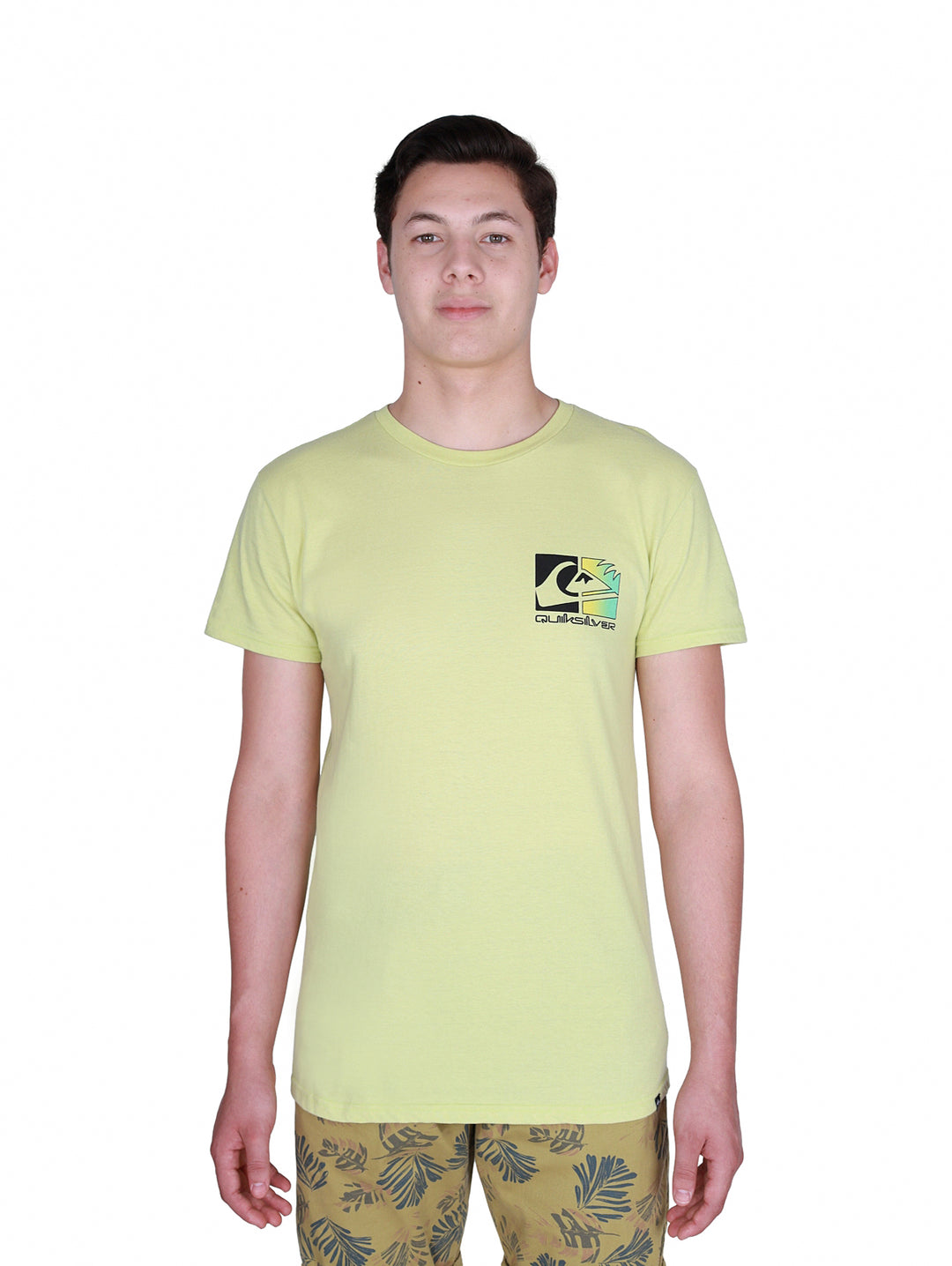 Hombre con camiseta de manga corta color verde pálido con logotipo de Quiksilver.