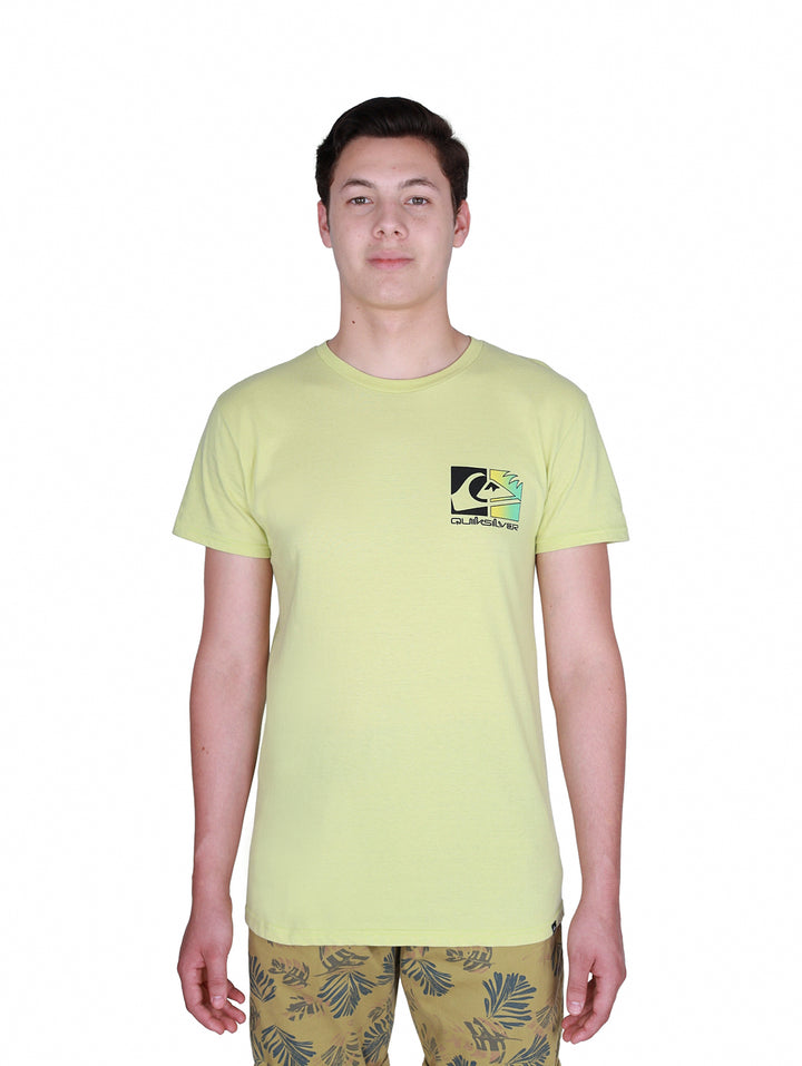 Hombre con camiseta de manga corta color verde pálido con logotipo de Quiksilver.