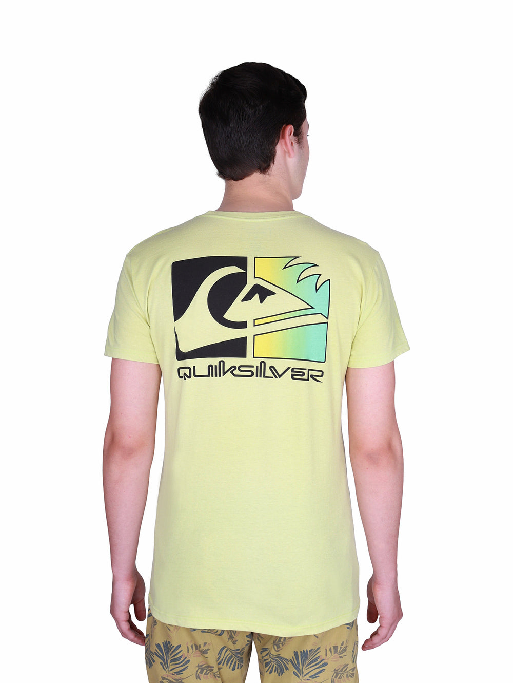 Hombre con camiseta de manga corta color verde pálido con logotipo de Quiksilver.