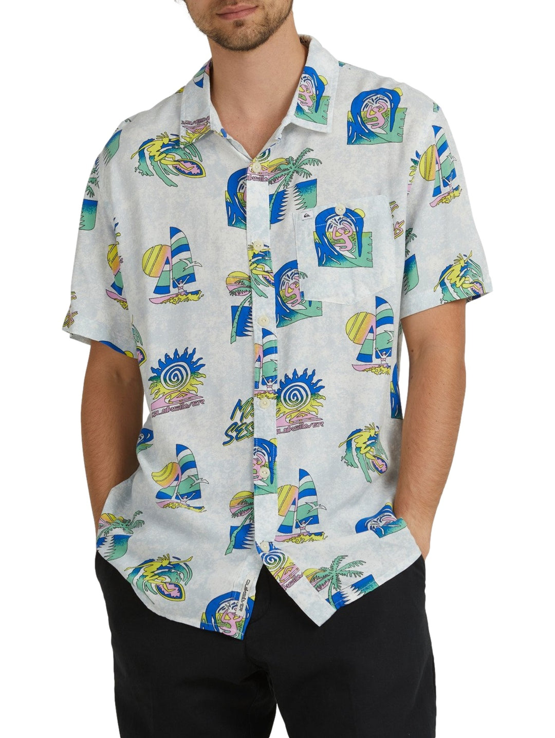 Camisa Quiksilver blanca de manga corta con estampado multicolor de temática playera y tropical para hombre.