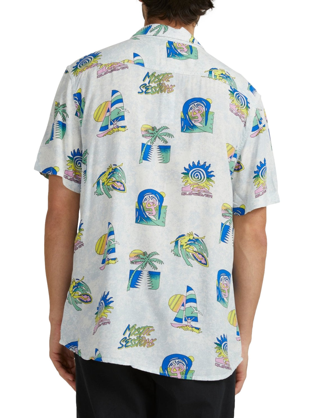 Camisa Quiksilver blanca de manga corta con estampado multicolor de temática playera y tropical para hombre.