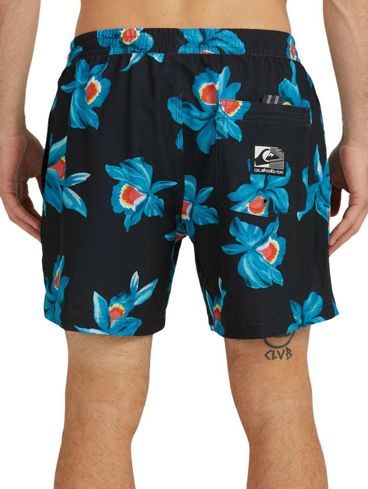 Traje de baño boardshort negro con estampado de flores azules y naranjas.