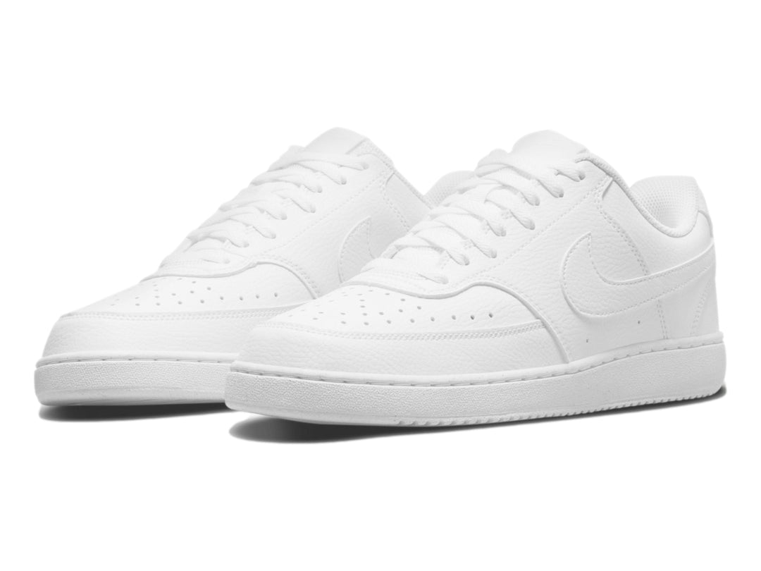 Par de tenis Nike Court Vision Low en color blanco total para hombre.