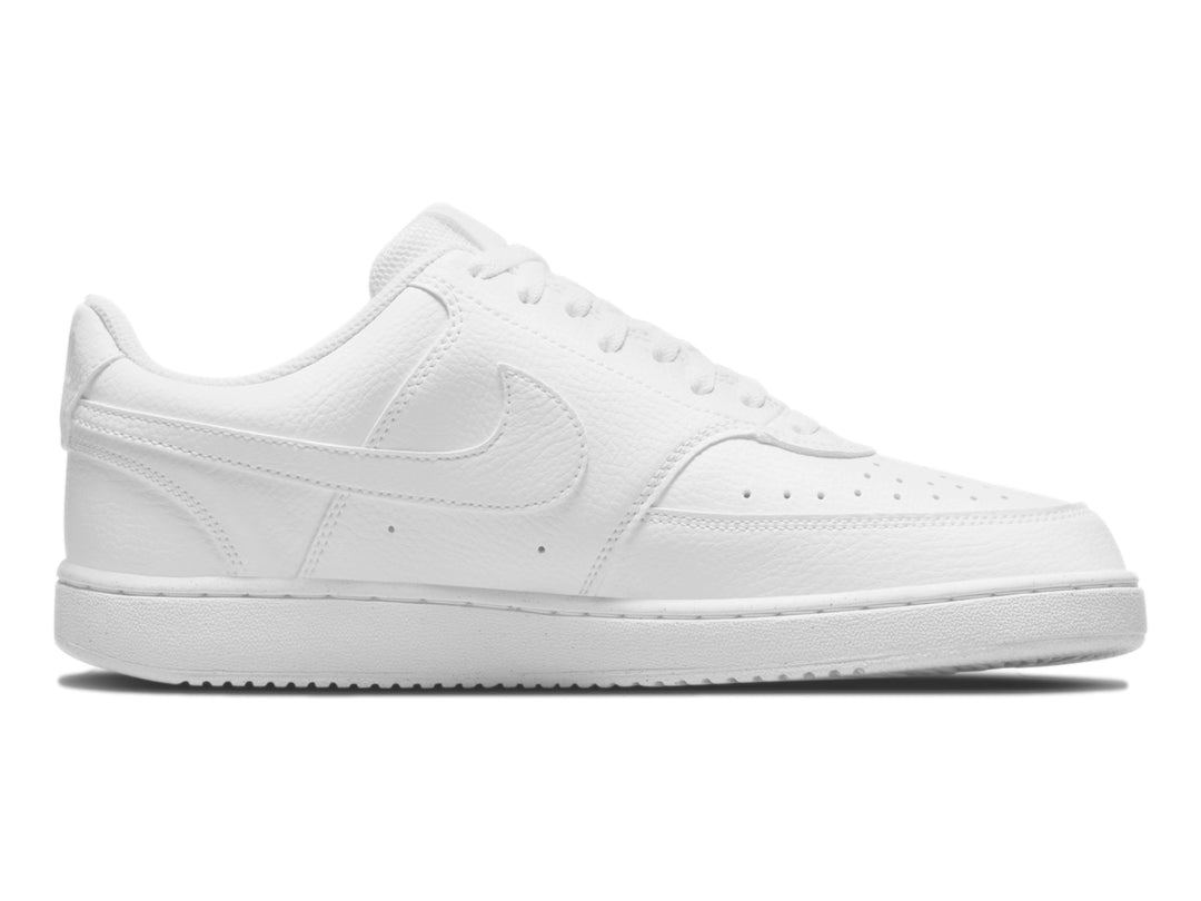 Par de tenis Nike Court Vision Low en color blanco total para hombre.