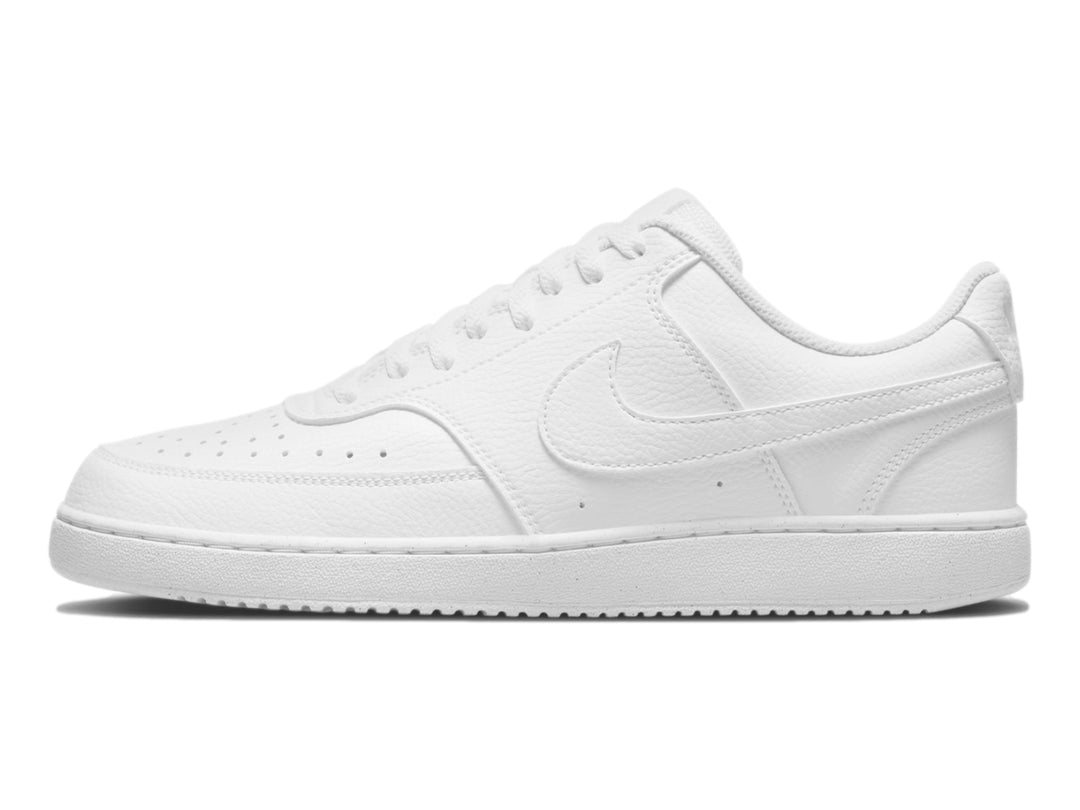 Par de tenis Nike Court Vision Low en color blanco total para hombre.