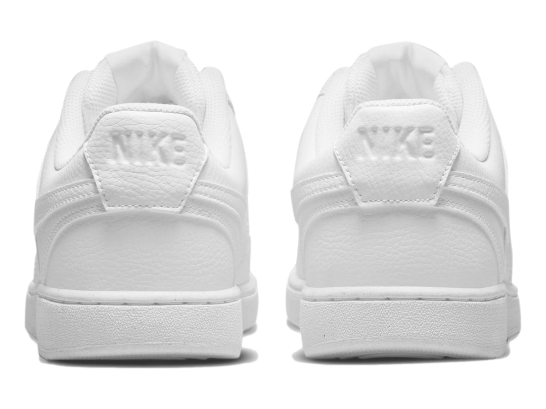 Par de tenis Nike Court Vision Low en color blanco total para hombre.