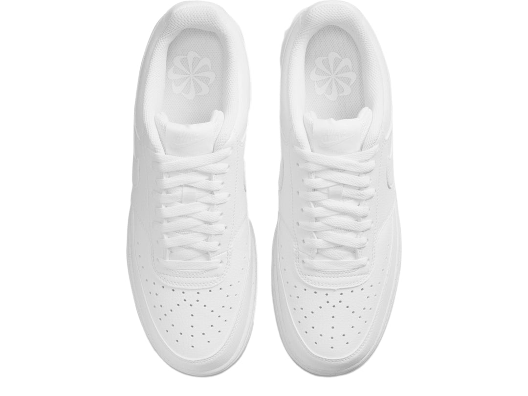Par de tenis Nike Court Vision Low en color blanco total para hombre.