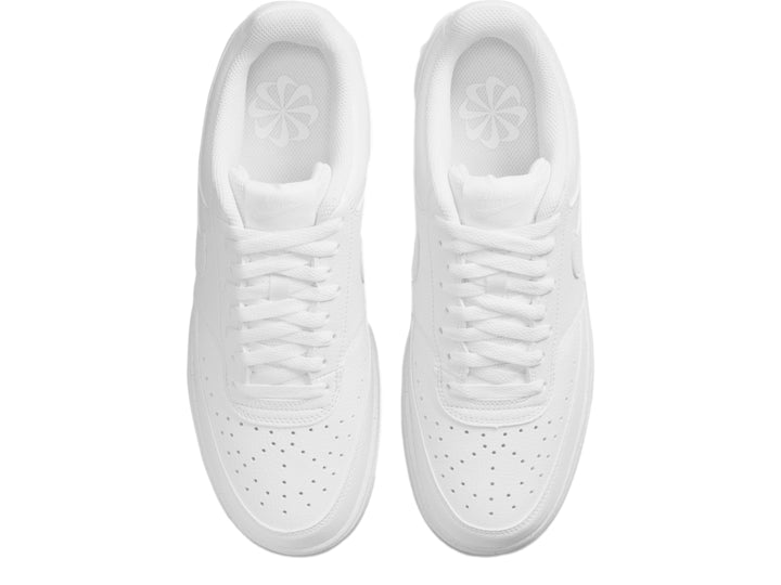 Par de tenis Nike Court Vision Low en color blanco total para hombre.
