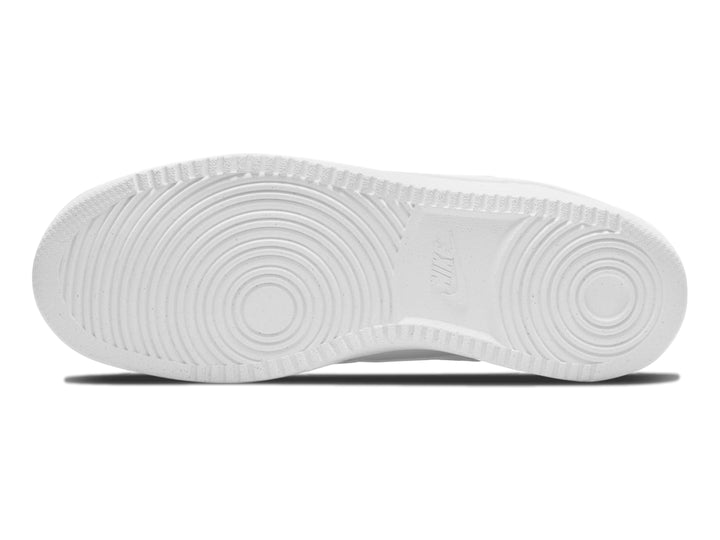 Par de tenis Nike Court Vision Low en color blanco total para hombre.