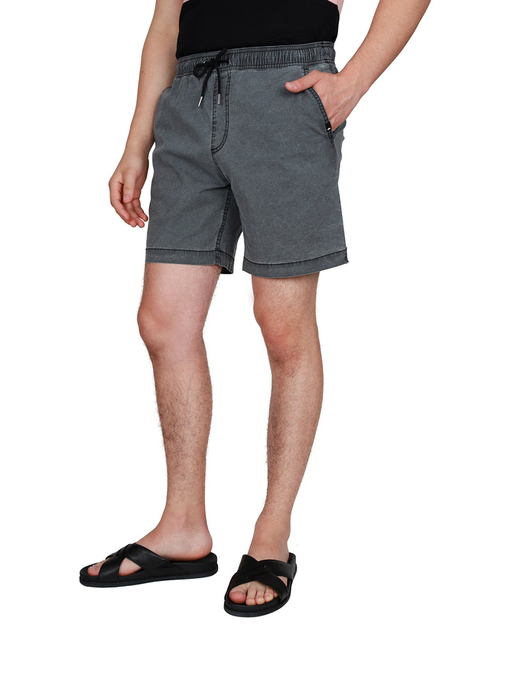 Hombre vistiendo shorts de surf color negro lavado de la marca Quiksilver.