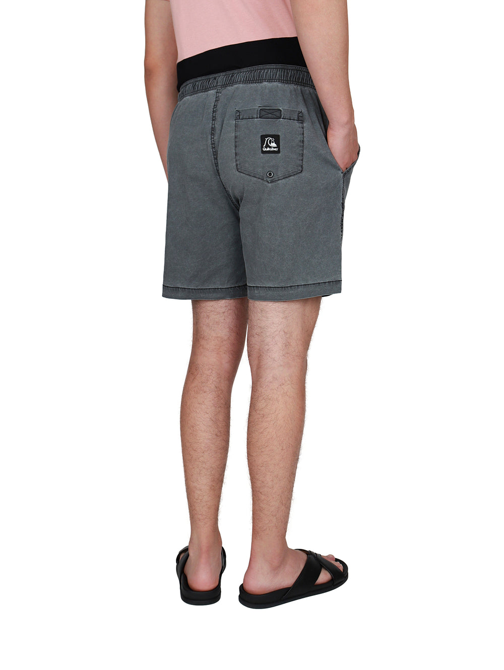 Hombre vistiendo shorts de surf color negro lavado de la marca Quiksilver.