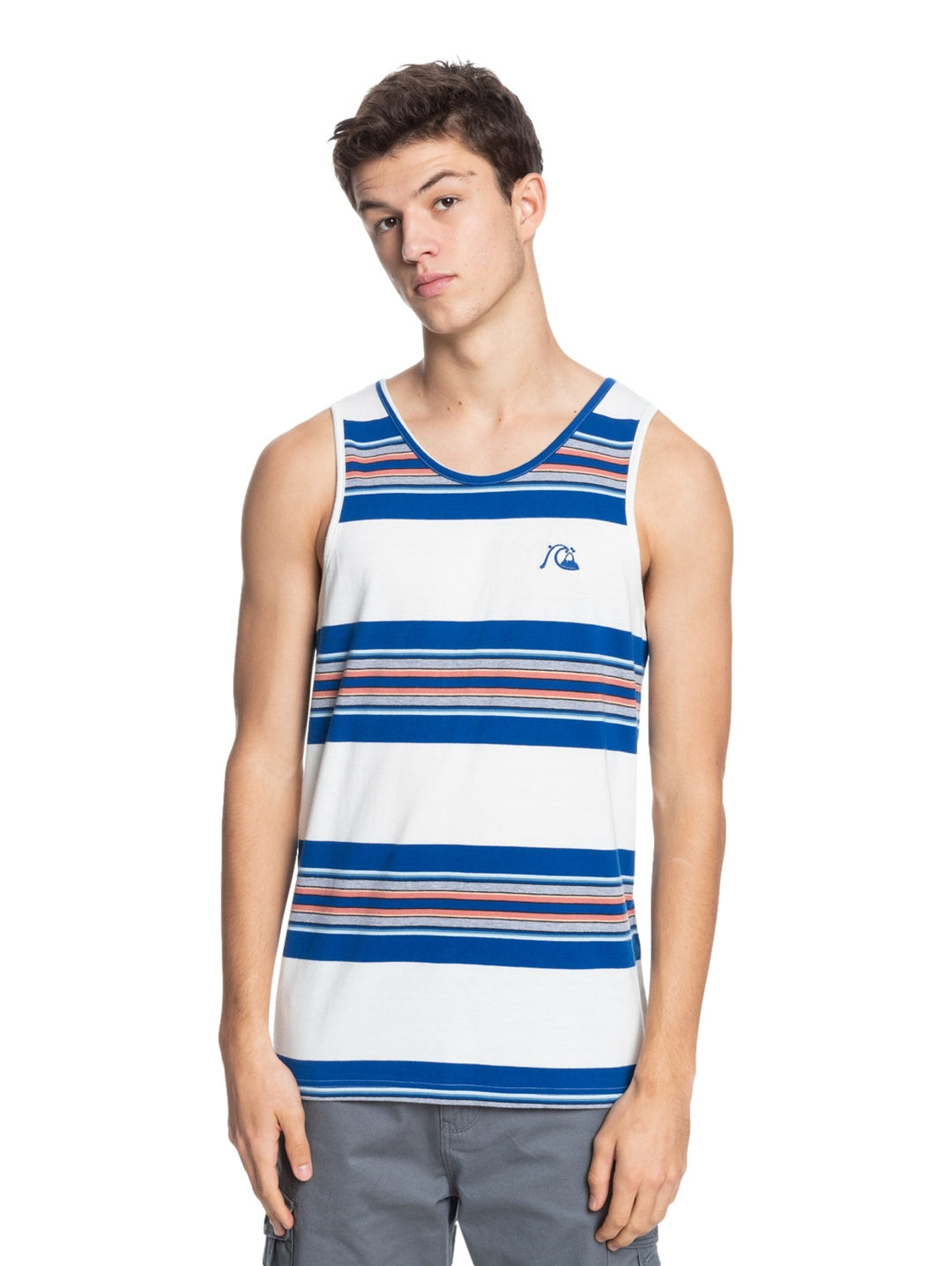 Hombre vistiendo una camiseta sin mangas Quiksilver blanca con rayas horizontales en azul y tonos tierra.