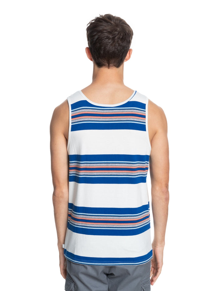 Hombre vistiendo una camiseta sin mangas Quiksilver blanca con rayas horizontales en azul y tonos tierra.