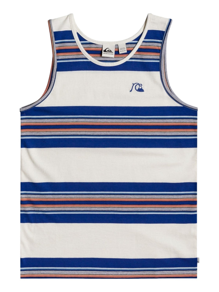 Hombre vistiendo una camiseta sin mangas Quiksilver blanca con rayas horizontales en azul y tonos tierra.