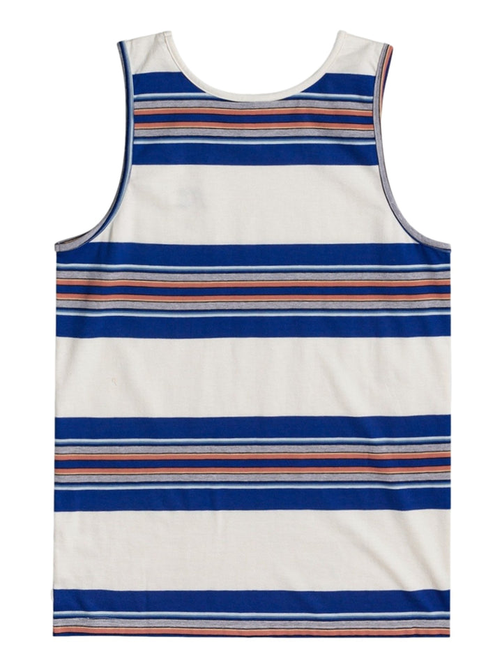 Hombre vistiendo una camiseta sin mangas Quiksilver blanca con rayas horizontales en azul y tonos tierra.