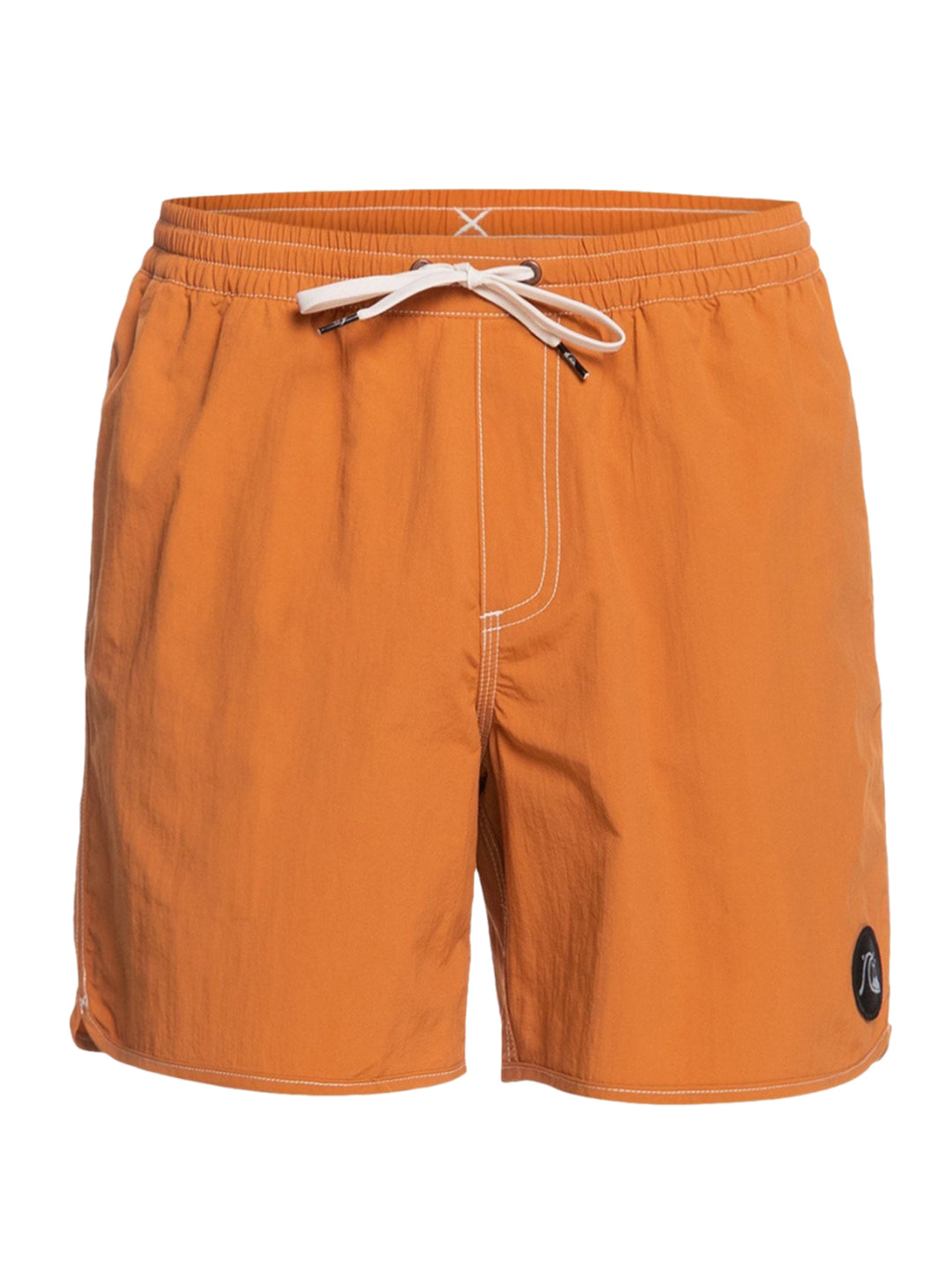 Traje de baño boardshort Quiksilver color naranja con cordones y costuras blancas.