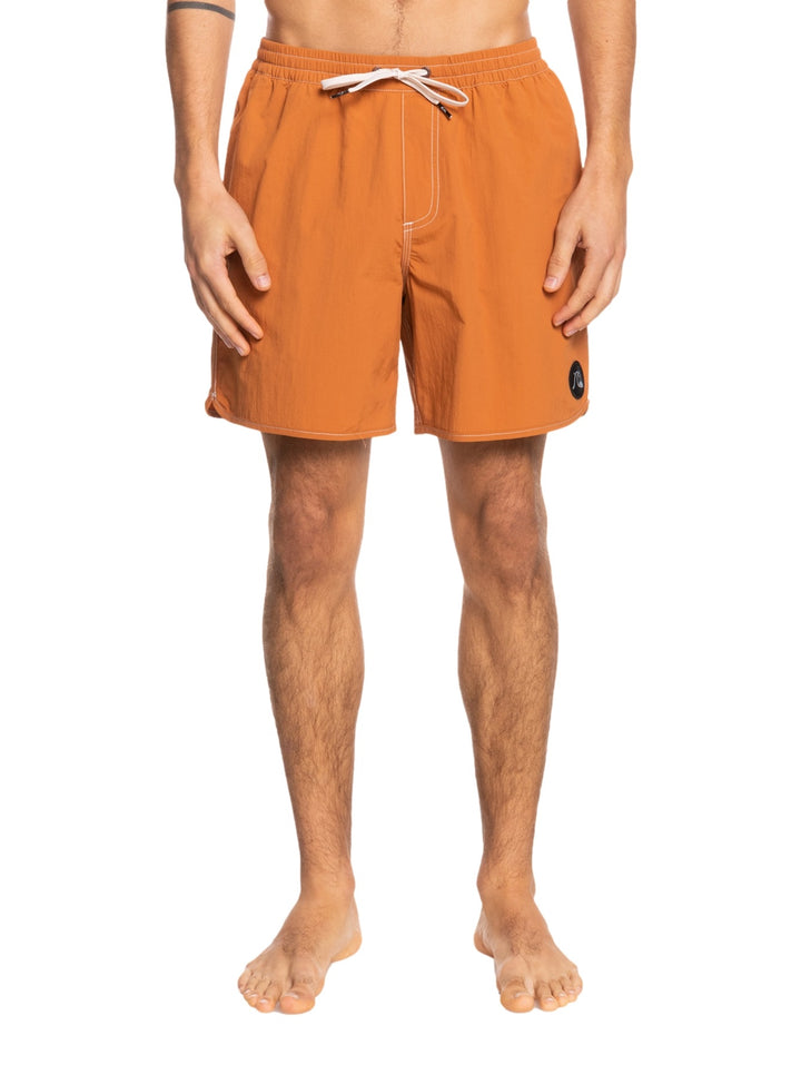 Traje de baño boardshort Quiksilver color naranja con cordones y costuras blancas.