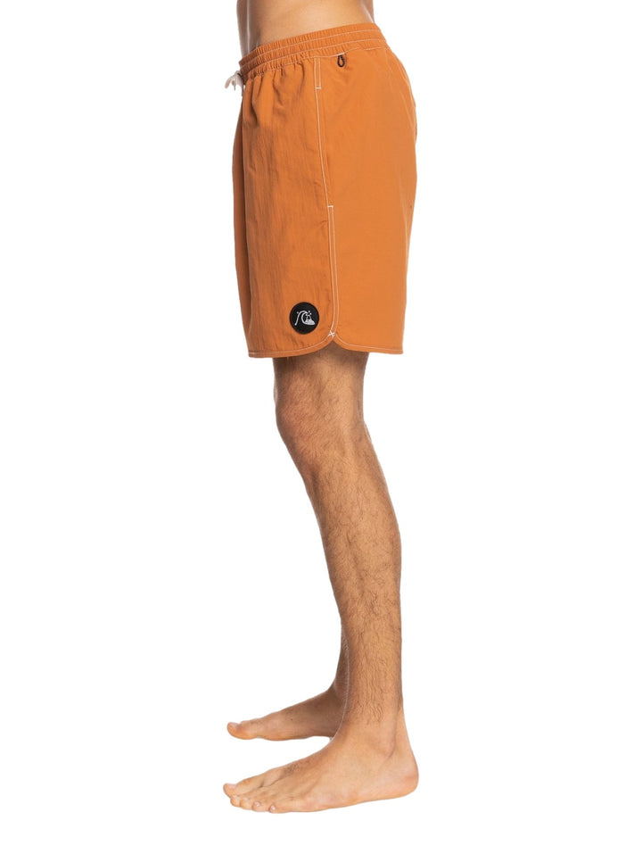 Traje de baño boardshort Quiksilver color naranja con cordones y costuras blancas.