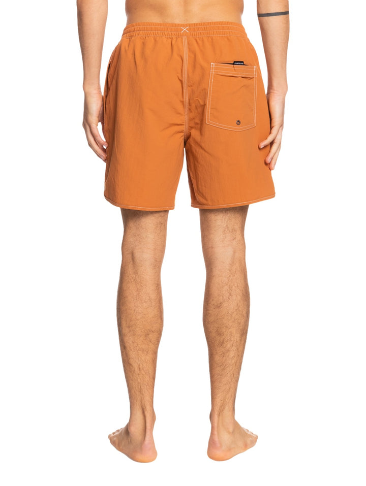 Traje de baño boardshort Quiksilver color naranja con cordones y costuras blancas.