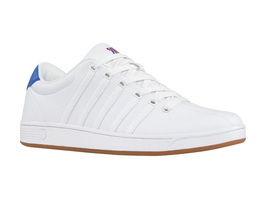 Tenis K-Swiss Court Pro II blancos para hombre con suela color miel y detalle azul en el talón.