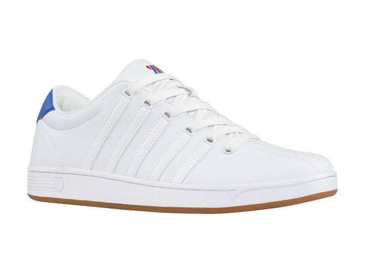 Tenis K-Swiss Court Pro II blancos para hombre con suela color miel y detalle azul en el talón.