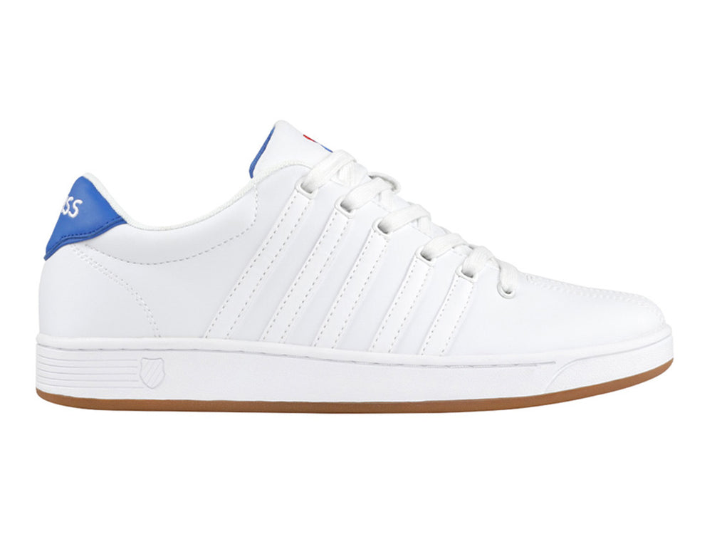 Tenis K-Swiss Court Pro II blancos para hombre con suela color miel y detalle azul en el talón.