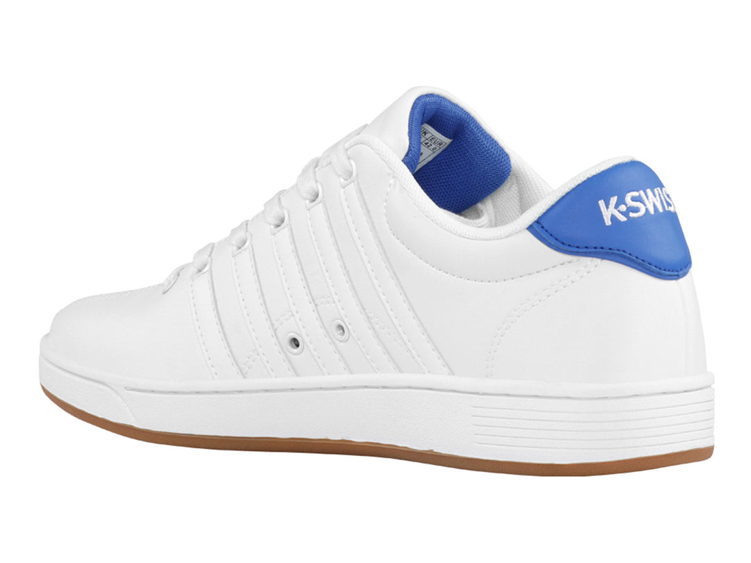 Tenis K-Swiss Court Pro II blancos para hombre con suela color miel y detalle azul en el talón.