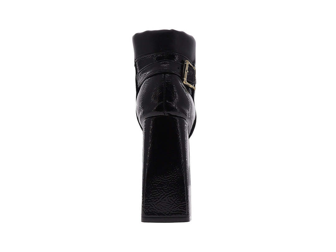 Botín negro de charol brillante con plataforma, tacón grueso, agujetas y detalle de hebilla dorada.