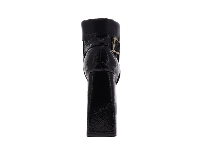 Botín negro de charol brillante con plataforma, tacón grueso, agujetas y detalle de hebilla dorada.