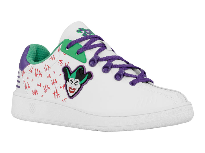 Tenis K-SWISS blancos con detalles en morado y verde, featuring el personaje The Joker y texto &