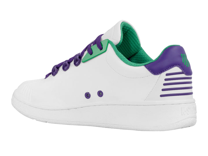 Tenis K-SWISS blancos con detalles en morado y verde, featuring el personaje The Joker y texto &