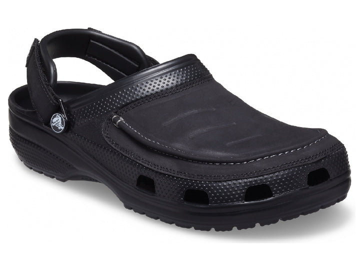 Zuecos Crocs Yukon Vista II color negro para hombre con correa ajustable y diseño cerrado.