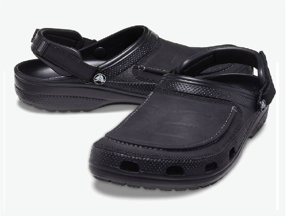 Zuecos Crocs Yukon Vista II color negro para hombre con correa ajustable y diseño cerrado.