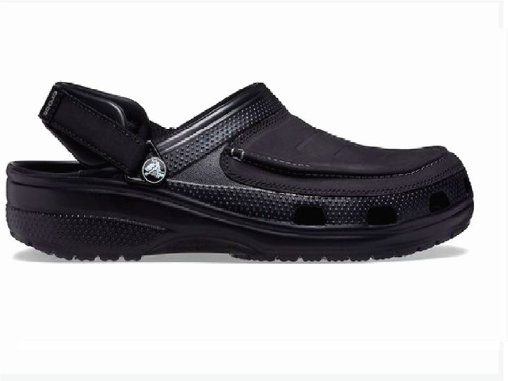 Zuecos Crocs Yukon Vista II color negro para hombre con correa ajustable y diseño cerrado.