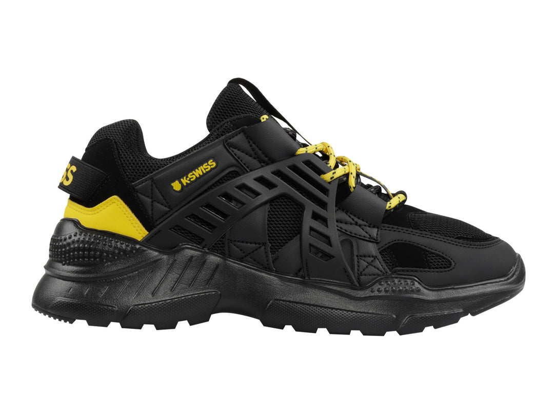 Tenis deportivos K-Swiss color negro con detalles en amarillo y suela gruesa