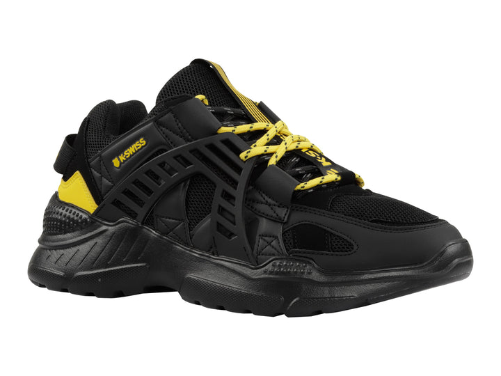 Tenis deportivos K-Swiss color negro con detalles en amarillo y suela gruesa