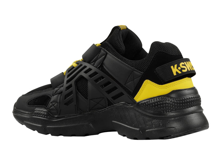 Tenis deportivos K-Swiss color negro con detalles en amarillo y suela gruesa