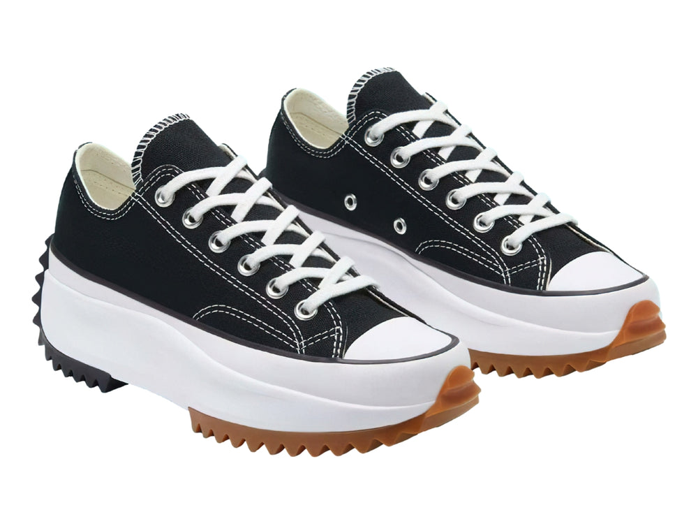 Tenis Converse Run Star Hike Ox en color negro con suela de plataforma blanca y base dentada en color goma.