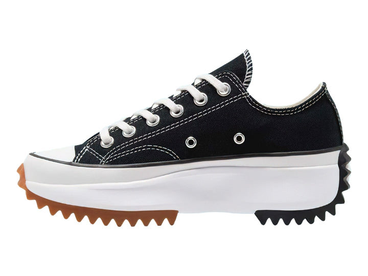 Tenis Converse Run Star Hike Ox en color negro con suela de plataforma blanca y base dentada en color goma.