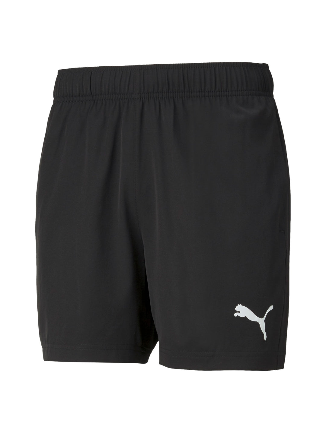 Hombre vistiendo shorts deportivos PUMA de color negro con logo blanco lateral.