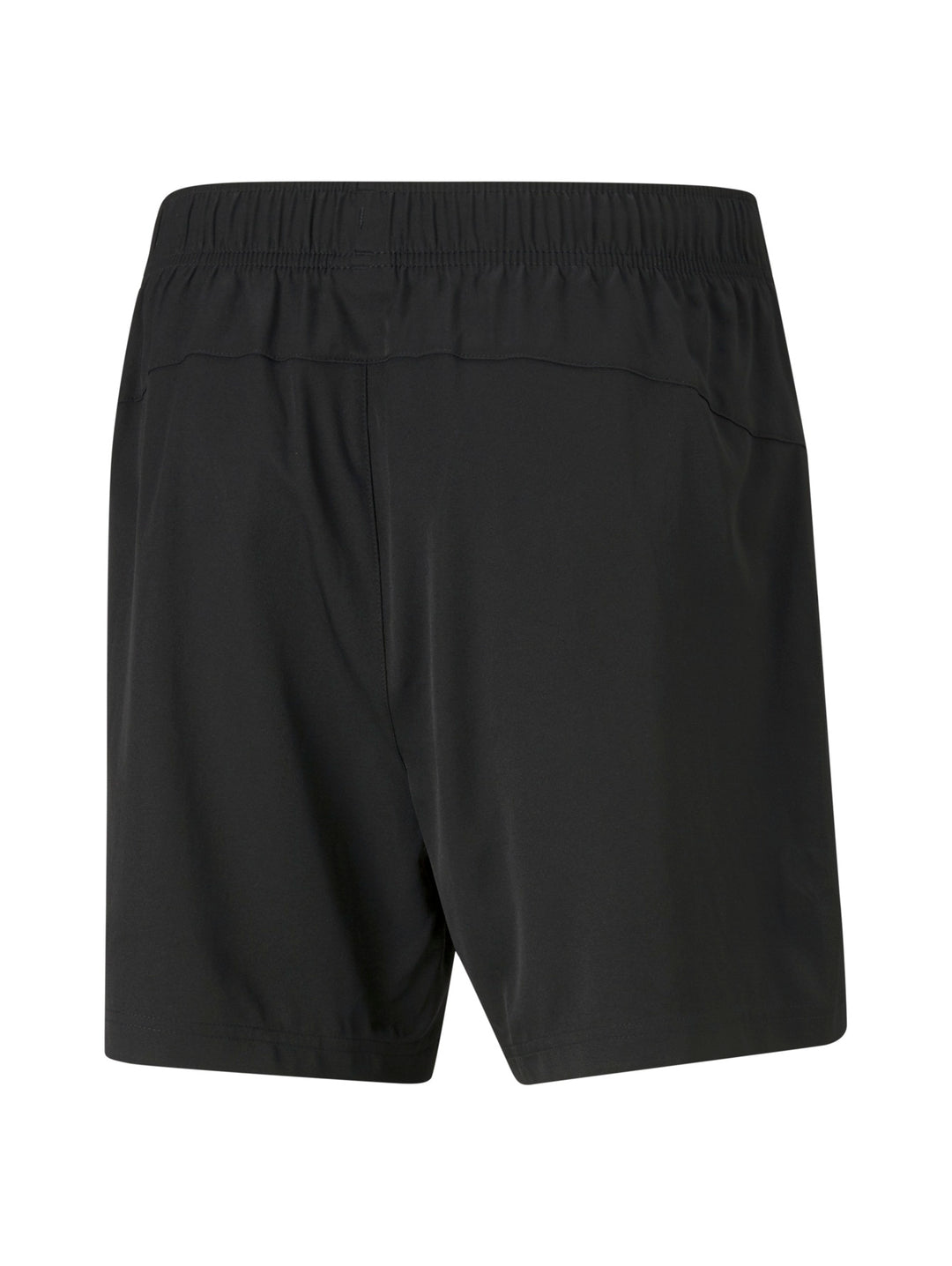 Hombre vistiendo shorts deportivos PUMA de color negro con logo blanco lateral.