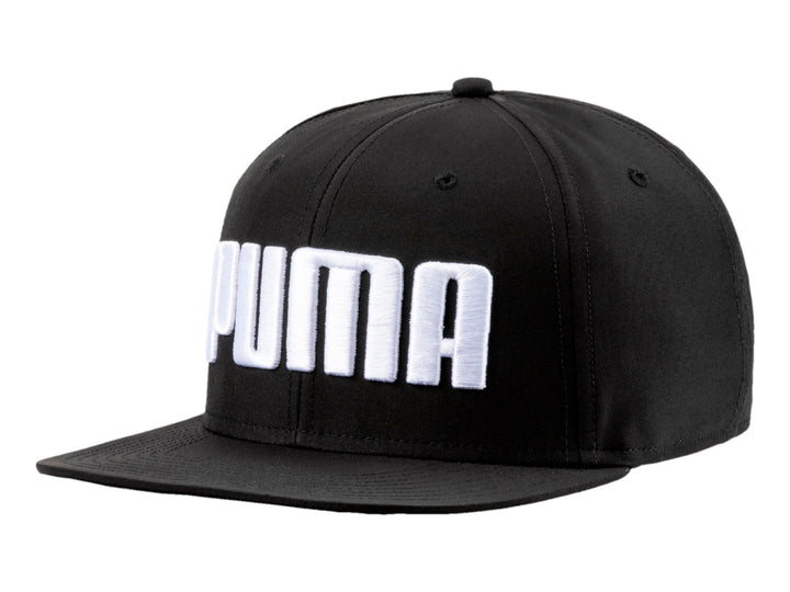 Gorra PUMA negra de visera plana con logotipo blanco en el frente.