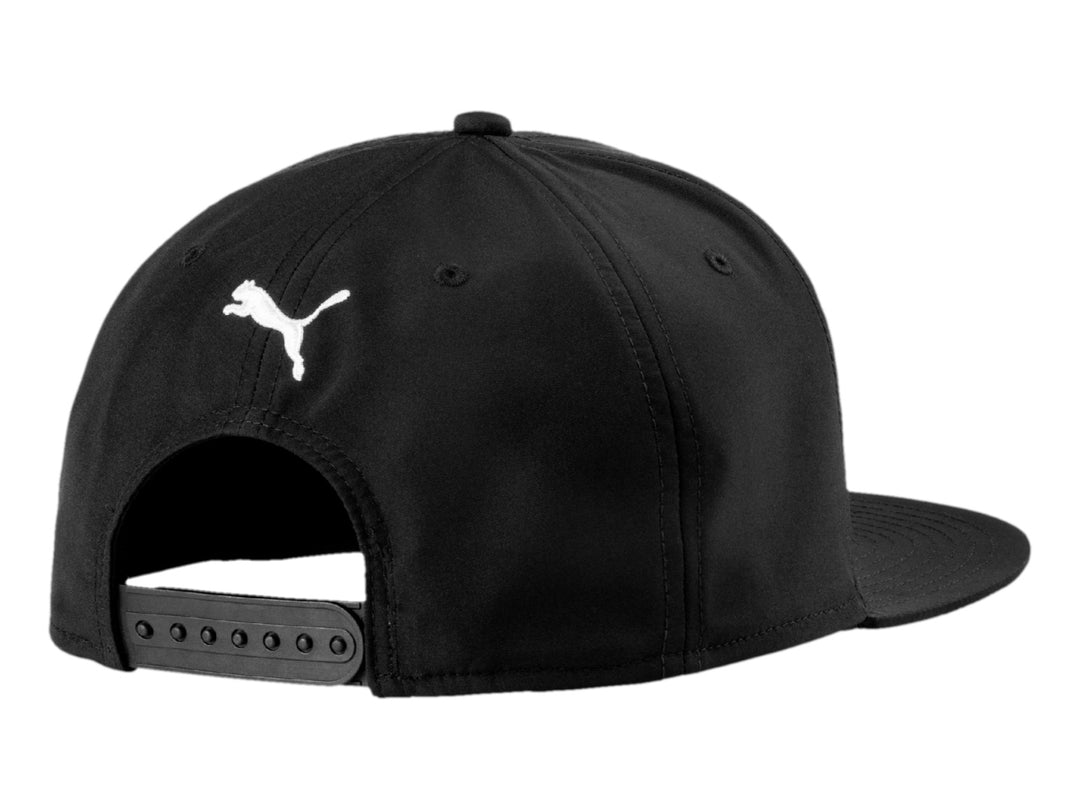 Gorra PUMA negra de visera plana con logotipo blanco en el frente.