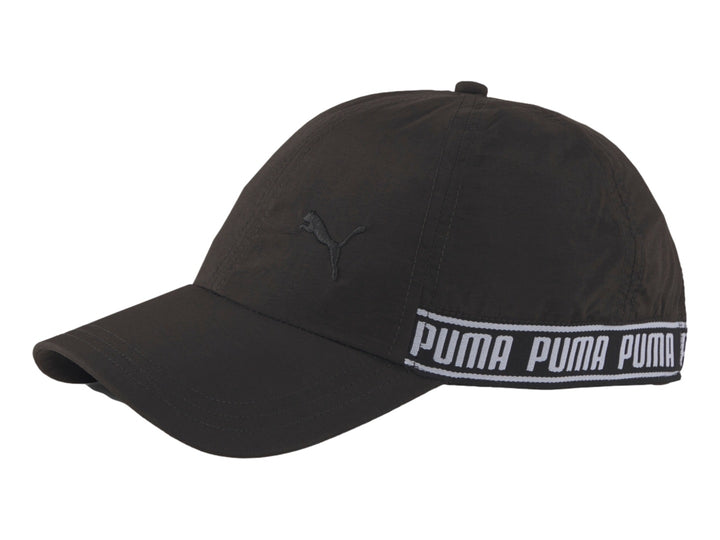 Gorra deportiva PUMA color negro con banda blanca lateral que muestra el nombre de la marca repetidamente.