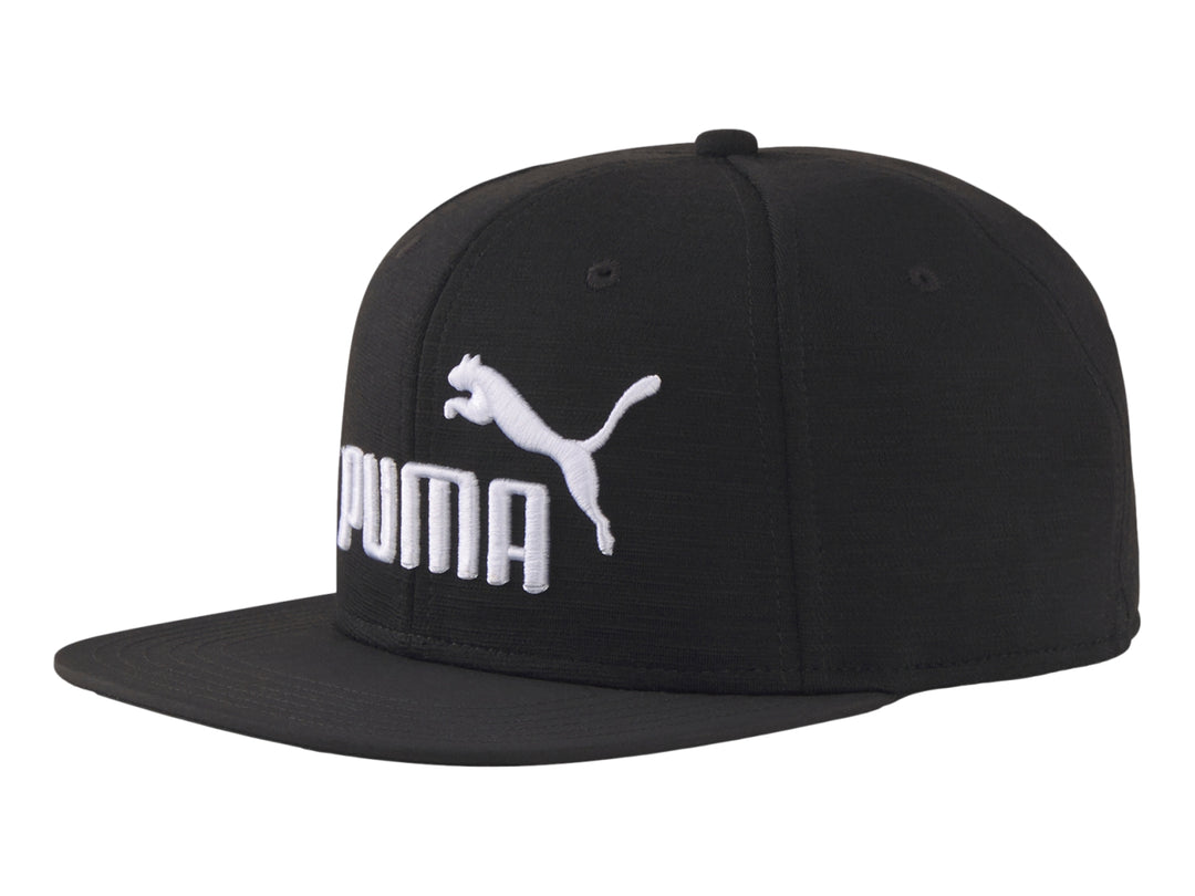 Gorra PUMA negra de visera plana con logotipo y nombre de la marca bordados en color blanco al frente.