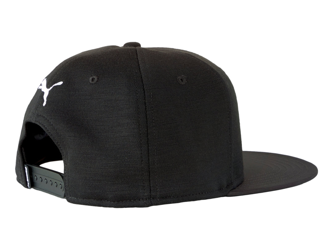 Gorra PUMA negra de visera plana con logotipo y nombre de la marca bordados en color blanco al frente.